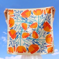 Écharpe en soie carrée à motif floral personnalisé, bord fini à la machine / Bandana pour femmes