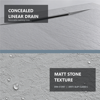 Receveur de douche rectangulaire gris clair en BMC avec drain linéaire dissimulé, texture pierre naturelle et surface antidérapante DIN 51097 Classe C