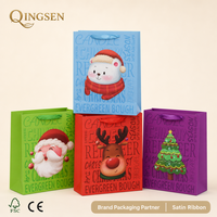 Tas Kado Kertas Natal Multiwarna OEM Custom dengan Cetakan Karakter Santa, Rusa, dan Pohon Natal, serta Pegangan Pita Satin untuk Pesta dan Ritel