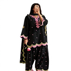 Conjunto de Kurta Negra Tradicional India y Pakistaní para Mujer con Bordado de Corazón, Largo hasta el Suelo, Corte Holgado, Ropa Casual - Product Image 1