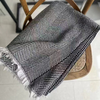 Vente en gros Couverture raschel en laine de luxe personnalisée Châle d'hiver intérieur et extérieur doux et chaud avec glands pour utilisation en avion