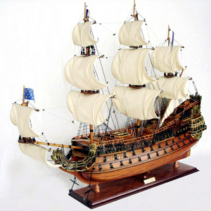LE SOLEIL ROYAAL Maquette de bateau en bois artisanale pour enfants de 5 à 7 ans Jouets classiques du Vietnam - Product Image 1