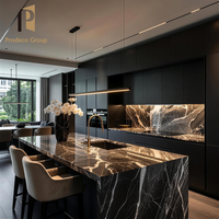 Cuisine complète moderne en mélamine pour projet de maison de ville de luxe, avec îlot et plan de travail en marbre