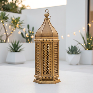 Lanterne à bougie en métal doré marocain avec design perforé, style moderne pour la décoration de la maison pendant le Ramadan et les mariages - Product Image 1