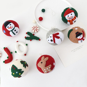 Vente en gros d'ornements de Noël faits à la main en feutre : boules, bonnets de neige, rennes, pendentifs pour sapin de Noël, décorations de fête de fin d'année - Product Image 1