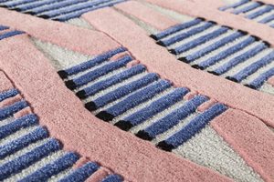 Alfombra Moderna de Lana Hecha a Mano con Diseño Abstracto en Rosa y Azul Quemado, Lavable, para el Hogar o para Picnic - Product Image 4