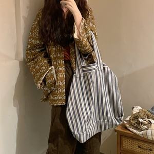 Sac fourre-tout décontracté en toile de coton à rayures bleues 22 pouces sac à main à bandoulière simple pour les femmes sac à bandoulière de voyage à la mode - Product Image 2