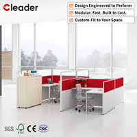 Poste de travail de bureau moderne avec cloison et cadre blanc au design minimaliste pour bureau contemporain