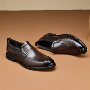 Une paire de chaussures décontractées en cuir avec talon. Chaussures habillées en cuir véritable pour hommes. Semelle souple. Cuir de vachette de première qualité. - Product Image 4