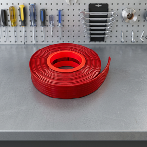 Tuyau d'arrosage plat en PVC rouge sur enrouleur avec technique de pulvérisation, nervuré et plat pour l'irrigation des pelouses et des plantes - Product Image 4
