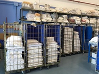 Grande conteneur à roulettes pour le stockage en entrepôt hospitalier et industriel de la blanchisserie, avec housses intérieures et extérieures pour sacs de linge