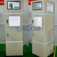 Máquina expendedora de limpieza de cascos usada para limpieza en seco y desodorización, con sistema de pago en monedas de pesos.