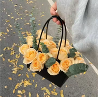 Boîte à fleurs avec logo personnalisé avec poignée Base en carton Sac en plastique transparent disponible en couleurs pour l'emballage de cadeaux floraux