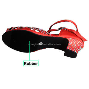 Wedopus Chaussures de <span class=keywords><strong>danse</strong></span> <span class=keywords><strong>latine</strong></span> en satin pour femme avec <span class=keywords><strong>talon</strong></span> personnalisé et semelle en caoutchouc Chaussures de <span class=keywords><strong>danse</strong></span> de salon à <span class=keywords><strong>talon</strong></span> bas Rouge avec petites perles - Product Image 3