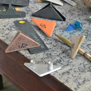 Tùy Chỉnh Thương Hiệu Kim Loại Hợp Kim Tam Giác Nhãn Tag Sơn May Áo Sơ Mi Ba Lô Tag Cho Quần Áo Túi Xách - Product Image 6