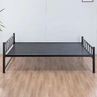 Cadre de lit double moderne réglable avec lattes en acier noir, écologique et durable pour appartement et usage domestique
