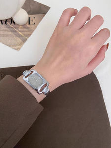 Orologi da Donna con Quadrante Quadrato e Logo Personalizzato all'Ingrosso con Cinturino in Metallo Lucido per Rivenditori di Marchi e Fornitori di Regali OEM - Product Image 5