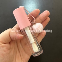 ISMAN En gros, Tube de brillant à lèvres 6ml avec porte-clés pompon en peluche, applicateur à grande brosse transparente, emballage personnalisable avec logo, pour brillant à lèvres et huile à lèvres