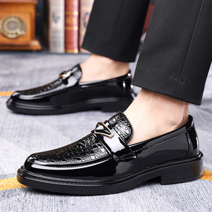 Mocasines de charol para hombre con punta en pico y estampado animal, zapatos de vestir para boda con suela de goma acolchada - Product Image 2