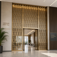 Paravent d'entrée en treillis géométrique doré avec porte en verre, séparateur de pièce sur mesure pour salle de bal d'hôtel