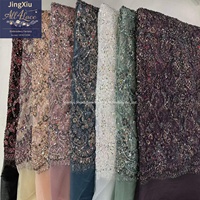 Tissu de dentelle brodé de perles et de sequins lourds bordeaux sur maille nude avec bord festonné pour robe de mariée indienne Lehenga