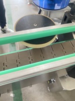 Ligne de production cosmétique Étiqueteuse rotative de bouteilles rondes d'étiquettes autocollantes entièrement automatique