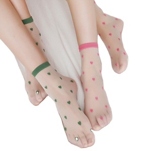 Lot de 6 chaussettes fines d'été en jacquard à motif cœur pour femmes, transparentes - Product Image 1