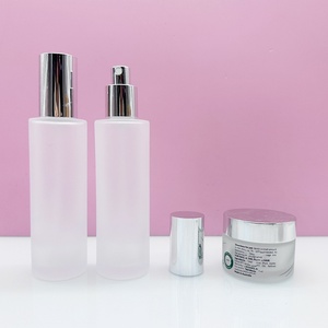 Vente en gros de flacons en verre rose givré personnalisés de 15 ml, 20 ml, 30 ml, 40 ml, 50 ml, 60 ml, 80 ml, 100 ml, 120 ml avec pompe à pression argentée ou dorée - Product Image 2