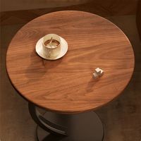 Une table d'appoint compacte et ronde avec un design élégant et une structure robuste. Une table d'appoint en bois magnifiquement conçue