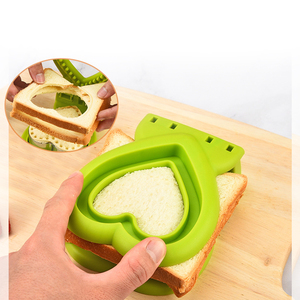 ラブベアラウンドスクエアシェイプグリーンプラスチックステンレス鋼漫画サンドイッチクッキースタンプカッター子供用 - Product Image 1