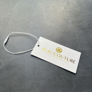 Étiquettes suspendues de luxe imprimées en feuille d'or - Étiquettes en papier blanc personnalisées avec logo pour vêtements et sacs de voyage - Product Image 5