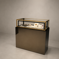 Vitrine de présentation de bijoux de luxe avec cadre en or brossé, base en bronze, intérieur noir mat, bande lumineuse LED, verre trempé