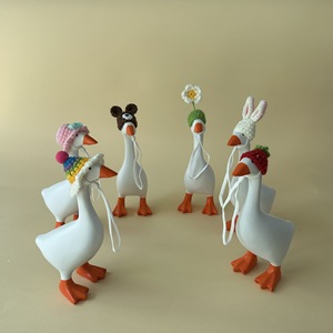 Nuevo Adorno de Escritorio al por Mayor: Mini Gorro de Lana de Ganso Tejido a Mano, Lindo Decorativo, Estatuilla de Mascota, Accesorio para Escritorio - Product Image 3