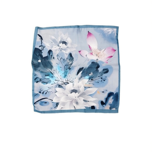 Foulard Quadrato Piccolo con Motivo Fiore di Loto 70x70cm H per Donna, Accessorio di Moda - Product Image 1