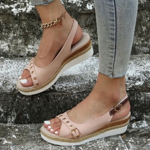 Nouvelles sandales compensées pour femme, style printemps-été, bout ouvert, tendance européenne, à bouton unique, à enfiler, semelle épaisse, dessus en PU, pour l'extérieur et la plage - Product Image 3