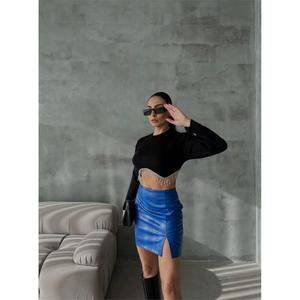 Falda de cuero acolchada de cintura alta azul brillante para mujer, de material sintético con abertura - Product Image 1