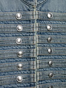ZEVITY Vente en gros 2026 – Veste courte en <span class=keywords><strong>jean</strong></span> élégante pour femme, style rétro, avec boucles décoratives, manches longues et col montant - Product Image 3