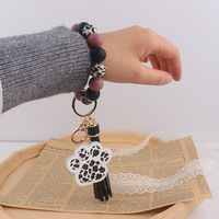 Cadeau pour la fête des mères, porte-clés en silicone à motif léopard avec pompon, breloques mignonnes en forme de patte de chien, bracelet porte-clés, porte-clés de voiture