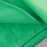 Bâche de protection pour équipement agricole en polyéthylène imperméable et stabilisée aux UV pour machines agricoles et stockage extérieur