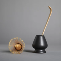 Kit d'accessoires pour la cérémonie du matcha comprenant un fouet à matcha en bambou (Chasen), une cuillère à thé (Chashaku) et un support en céramique pour fouet, pour une cérémonie authentique.