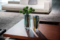 Vase en verre cristallin avec particules colorées, motif pétales ondulés, élégant centre de table, décoration de luxe pour la maison et les mariages