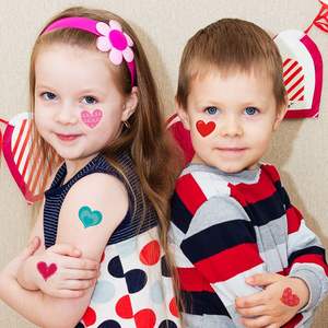 Autocollant de <span class=keywords><strong>tatouage</strong></span> de visage pailleté autocollant de <span class=keywords><strong>tatouage</strong></span> temporaire en forme de <span class=keywords><strong>coeur</strong></span> facile à enlever impression amusante pour la décoration de fête pour les enfants - Product Image 2