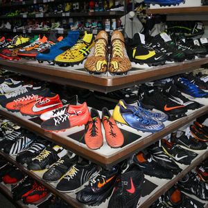 उच्च गुणवत्ता वाले दूसरे हाथ के फुटबॉल जूते मैच या मिश्रित थोक प्रशिक्षण के लिए एंटी-स्लिप लुभावनीय डिजाइन - Product Image 1