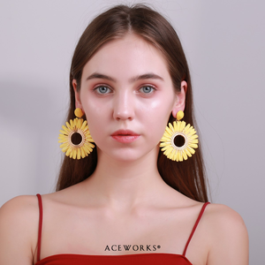 Pendientes Colgantes de Rafia con Diseño de Margarita |   Pendientes de Flores Tejidas en Acero Inoxidable con Baño de Oro PVD de 18K, Resistentes al Agua, Hipoalergénicos y Antideslustre - Product Image 3