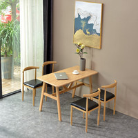 Combinaison table et chaises de restaurant en bois moderne, durable et imperméable pour la restauration, les snacks, les hôtels et la restauration rapide