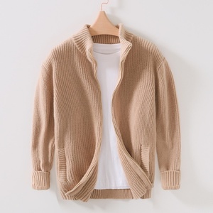 Cardigan en maille côtelée pour homme, col montant zippé, style décontracté, personnalisable avec logo OEM, par un créateur - Product Image 4
