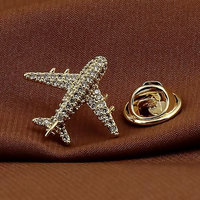 Épinglettes en métal 3D de haute qualité en gros décoration de dessin animé en alliage de zinc plaqué or personnalisé strass épingle d'avion avec costume