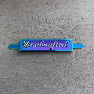 Etiqueta de Metal Personalizada con Logotipo Grabado con Láser, Placa de Identificación de Aleación de Zinc Personalizada para Bolsos y Carteras - Product Image 3