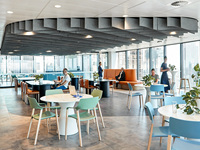 Plafonds acoustiques modernes carrés à ondulations foncées pour restaurant |   Panneaux de plafond en feutre PET de couleur charbon, design élégant