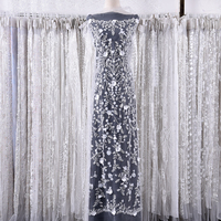 Tissu en dentelle de tulle brodé à la main avec des fleurs en organza 3D, des perles et des paillettes, dentelle florale en maille pour robe de mariée, robe de soirée
